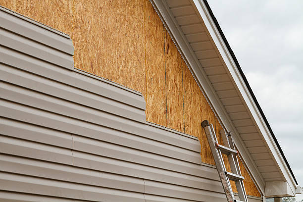 Professional Vinyl Siding technician working in Brielle, NJ